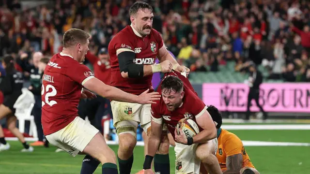 Hugo Keenan scoring a try 