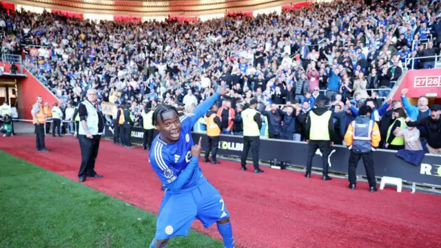 Abdul Fatawu poses with Leicester City fans