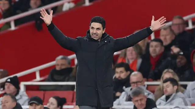 Mikel Arteta reacts