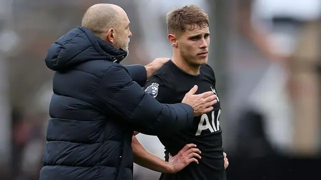 Igor Tudor embraces Micky van de Ven