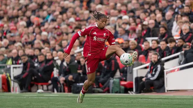 Rio Ngumoha dribbles with the ball against Fulham