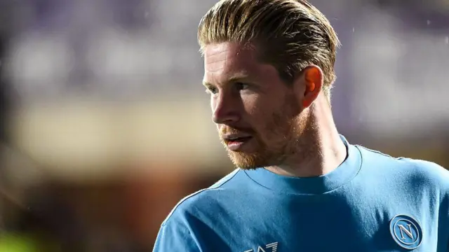 Napoli's Kevin de Bruyne warms up