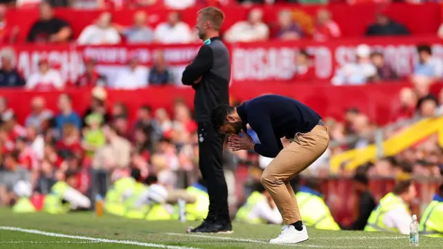 Ruben Amorim puts his head in his hands