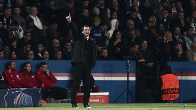 Unai Emery reacts in the technical area