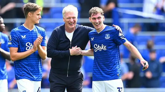 David Moyes, manager of Everton, Harrison Armstrong and James Garner celebrate following the team's victory in the Premier League match against Brighton & Hove Albion at Hill Dickinson Stadium 