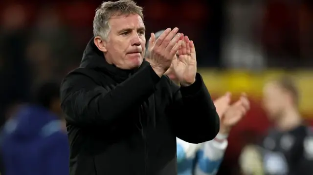 Wrexham boss Phil Parkinson applauds
