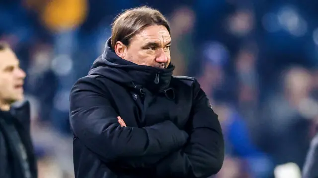 Daniel Farke watches Leeds United from the dugout.