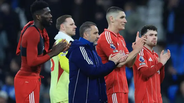 Nottingham Forest players and manager Vitor Pereira applauding supporters
