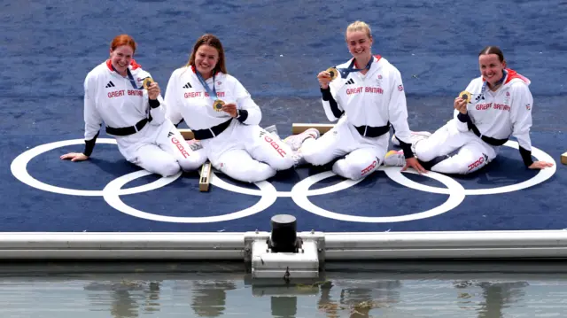 Hannah Scott celebrates her gold medal 