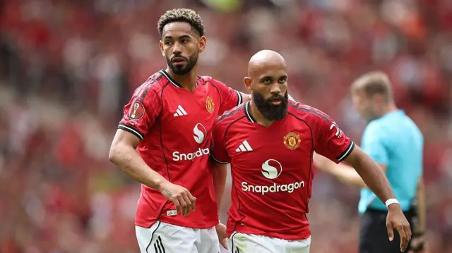 Bryan Mbeumo and Matheus Cunha of celebrate