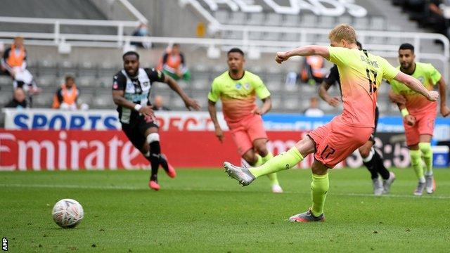 Kevin de Bruyne puts Manchester City ahead from the penalty spot