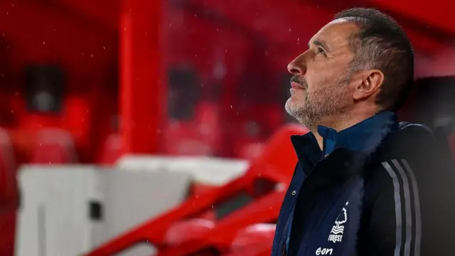 Vitor Pereira looks up to sky from dugout