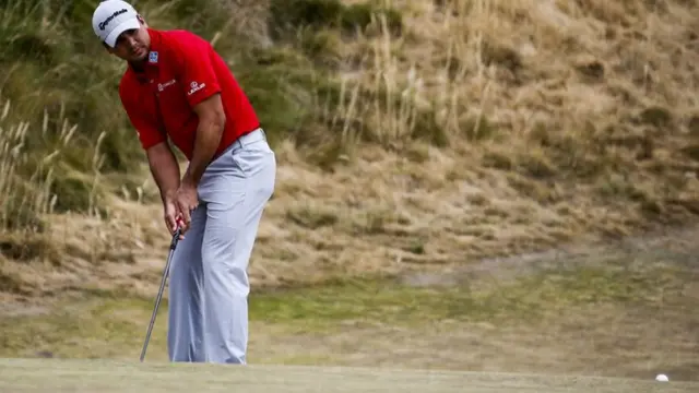 Jason Day makes a putt