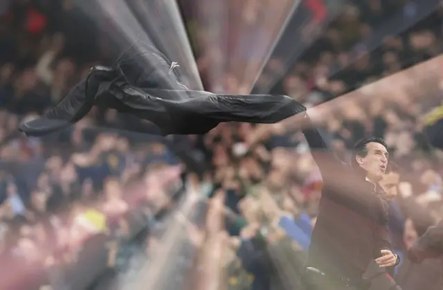 Unai Emery throws his coat