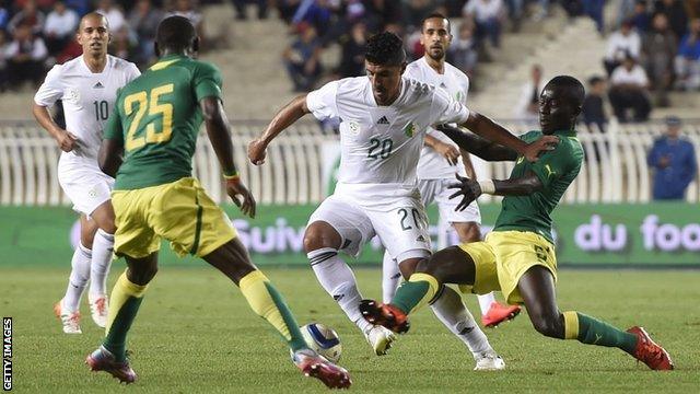 Baghdad Bounedjah (centre)