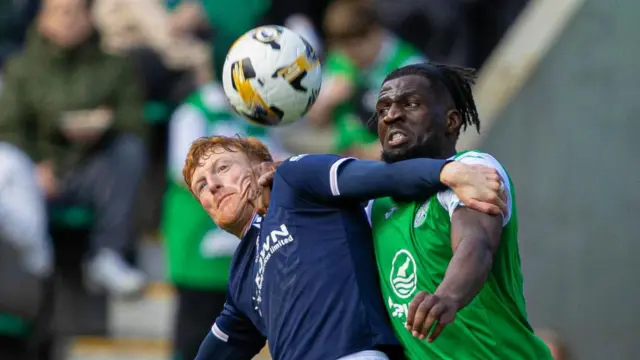  Dundee's Simon Murray  and Hibernian's Rocky Bushiri 