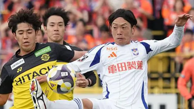 Hayato Inamura (R) of Albirex Niigata and Masaki Watai (L) of Kashiwa Reysol compete for the ball during the J.LEAGUE MEIJI YASUDA J1 12th Sec. match between Kashiwa Reysol and Albirex Niigata