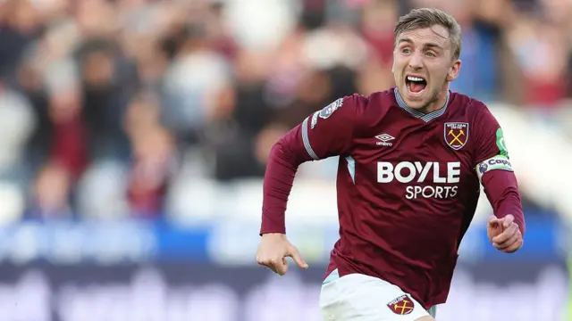 Jarrod Bowen shouting for the ball during a match