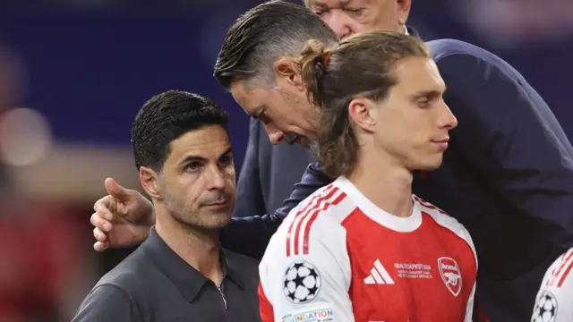Josh Kroenke consoles Mikel Arteta