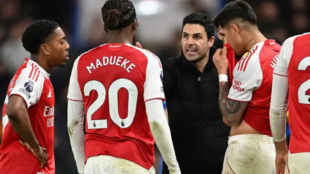 Arteta giving his players a team talk 