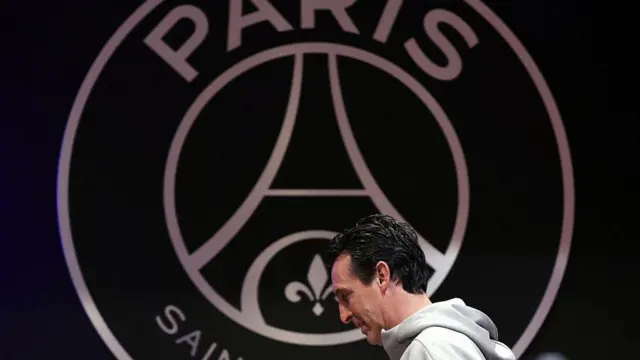 Unai Emery and a Paris St-Germain crest behind him