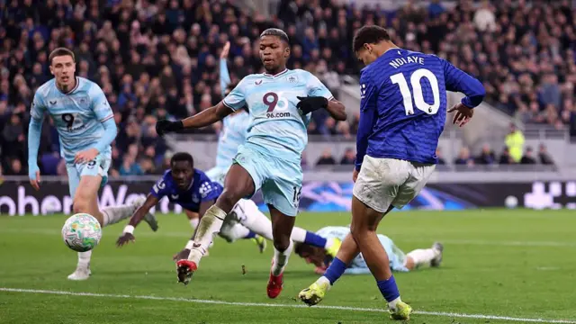 Iliman Ndiaye of Everton scores
