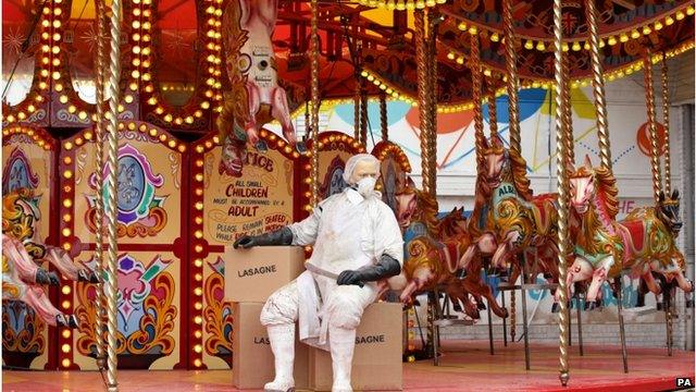 Merry-go-round with lasagne boxes