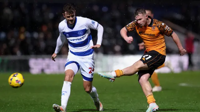 Joe Gelhardt shoots for Hull City against QPR