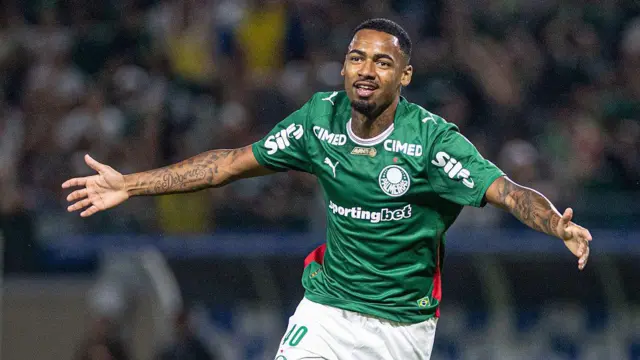 Allan of Palmeiras celebrates.
