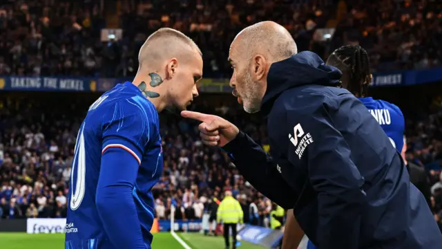 Enzo Maresca gives instructions to Mikhailo Mudryk