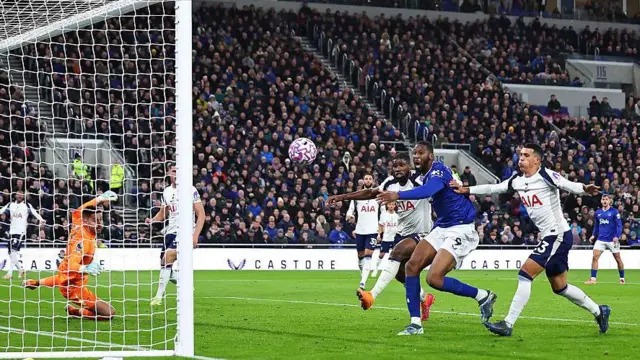 Everton striker Beto misses chance against Tottenham