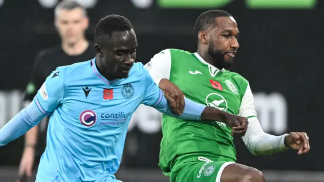 St Mirren's Roland Idowu and Hibernian's Junior Hoilett