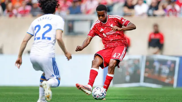 Trey Nyoni kicks the ball