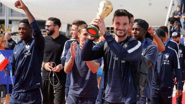 French players land at the Charles de Gaulle airport