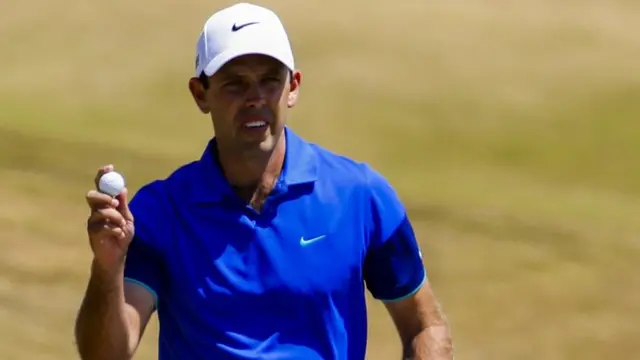 Carl Schwartzel holds his ball