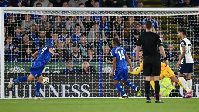 Jamie Vardy heads in the equaliser for Leicester 