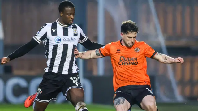 Dundee United's Will Ferry (R) and St Mirren's Roland Idowu in action 