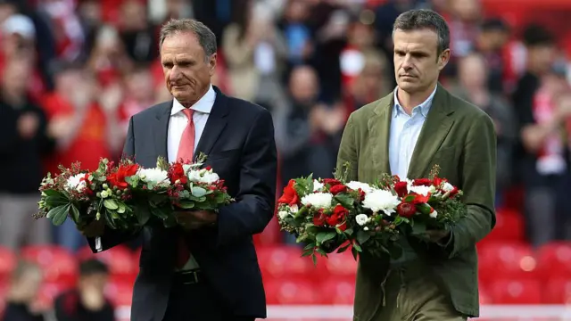 Phil Thompson and Bilbao president Jon Uriarte lay wreaths before kick-off