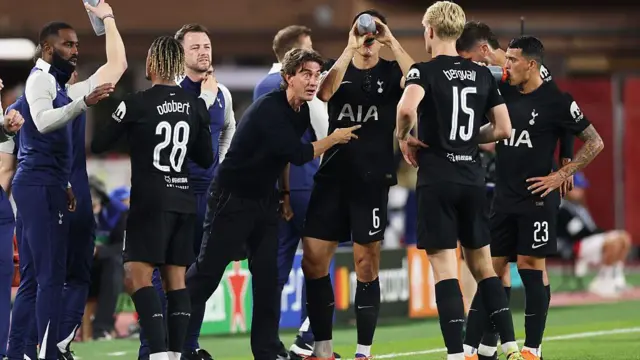 Thomas Frank gives instructions to Lucas Bergvall