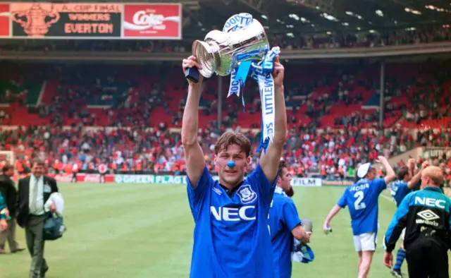 Duncan Ferguson lifts the trophy wearing a blue nose 