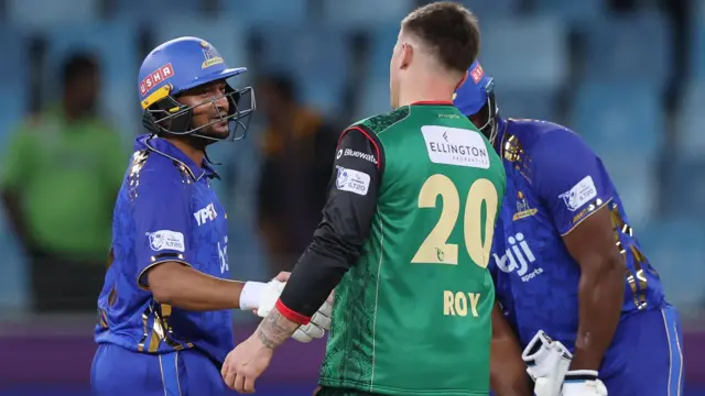 Shakib Al Hasan and Jason Roy shake hands