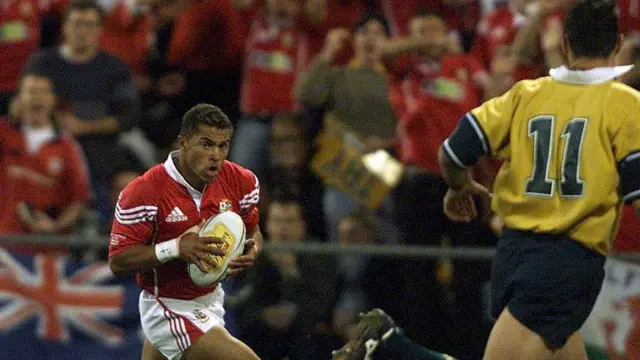 Jason Robinson runs with the ball