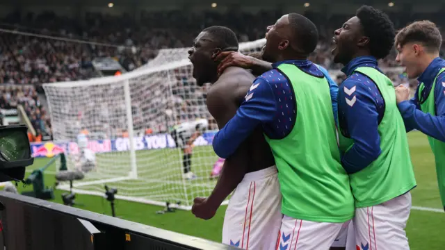 Sunderland celebrate the winning goal at Newcastle