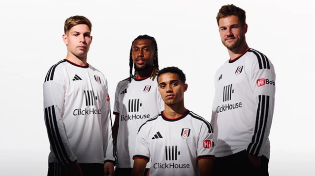 Emile Smith-Rowe, Alex Iwobi, Josh King and Joachim Andersen pose in the Fulham home kit
