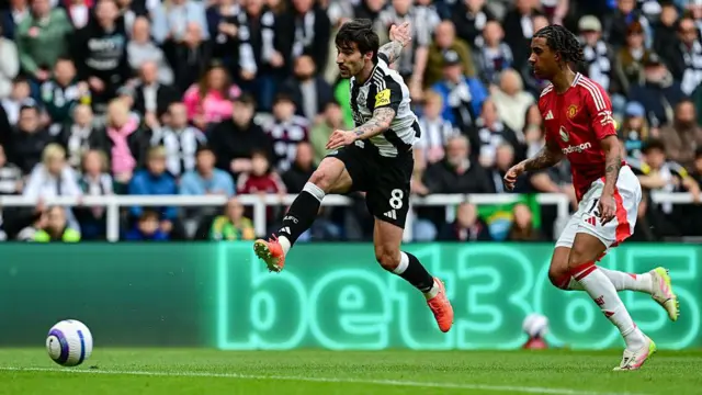 Sandro Tonali scores for Newcastle