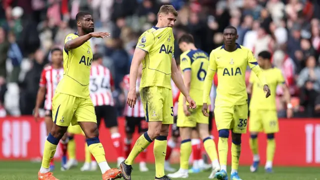 Tottenham Hotspur players look dejected.