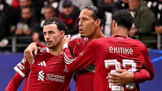 Virgil van Dijk celebrates with Curtis Jones and Hugo Ekitike after scoring