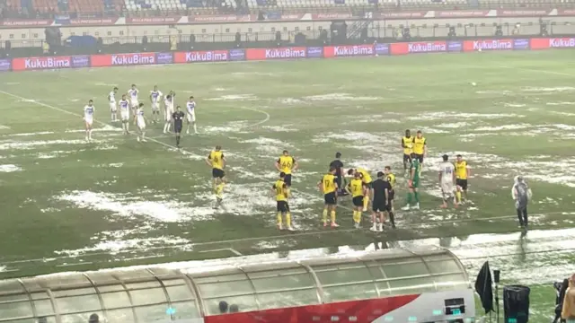 Oxford United's match against Port FC was halted by a downpour
