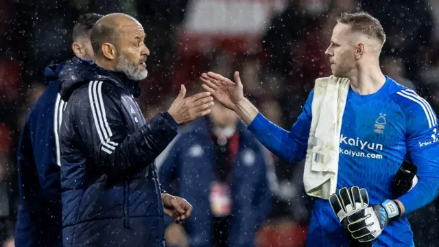 Nuno Espirito Santo congratulates goalkeeper Matz Sels