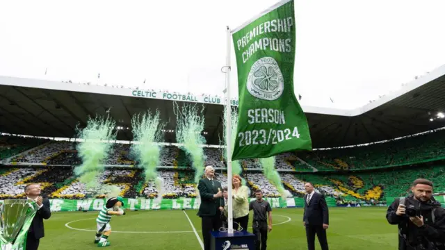 Celtic unfurl Scottish Premiership flag